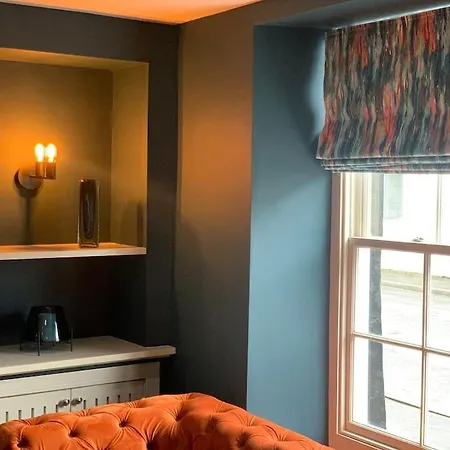 Rose Cottage, Centre, Access *