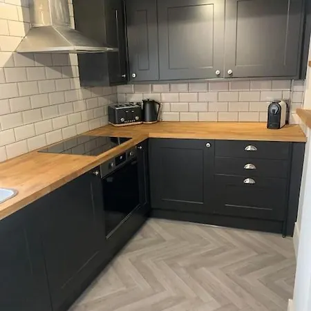 Rose Cottage, Centre, Access *