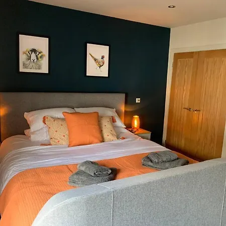 Rose Cottage, Centre, Access