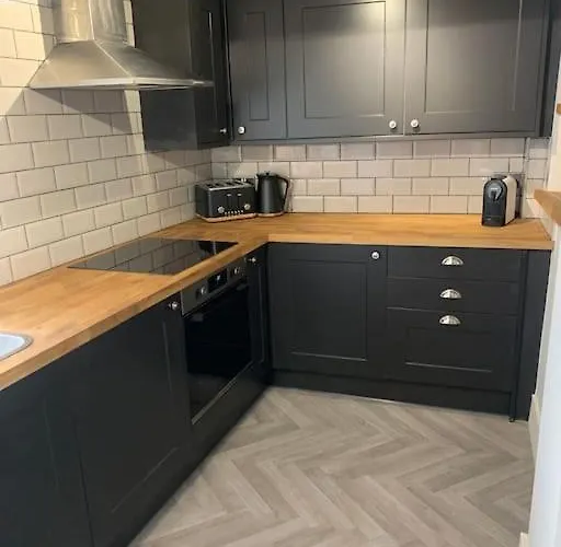 Rose Cottage, Centre, Access *