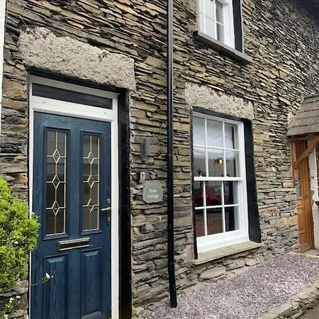 Rose Cottage, Centre, Access *